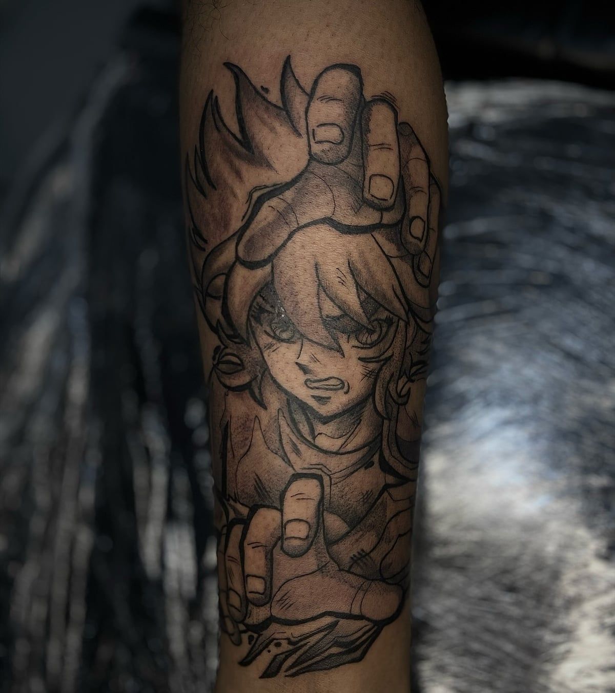 Personagem de anime envolto por mãos demoníacas — estilo autoral preto e cinza